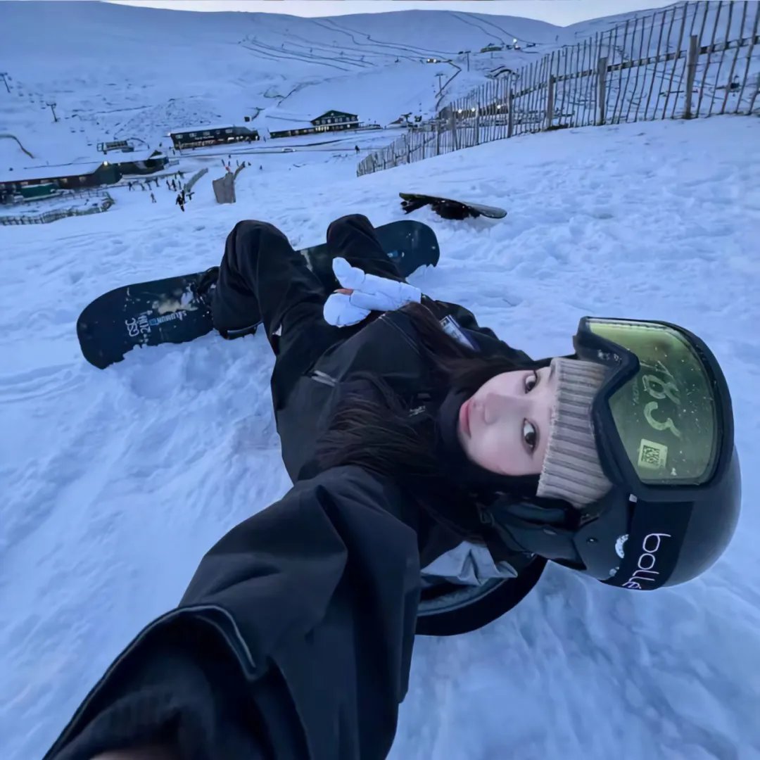 双姝斗影月光寒